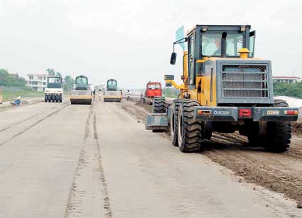 鹽通高速公路路面施工進(jìn)入尾聲，區(qū)域交通新動(dòng)脈即將全面貫通