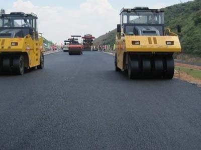 四川道路瀝青施工全覽 從路面工程到瀝青攤鋪的機械化作業(yè)